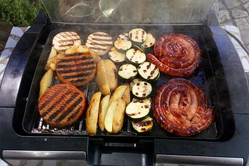Grillplatte mit Fleisch und Gemüse