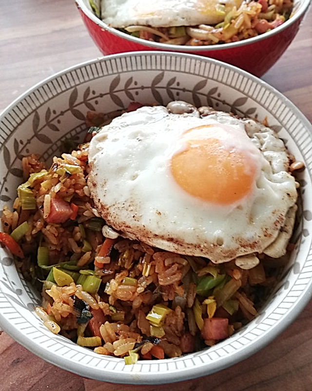 Koreanischer gebratener Reis mit Frühstücksfleisch