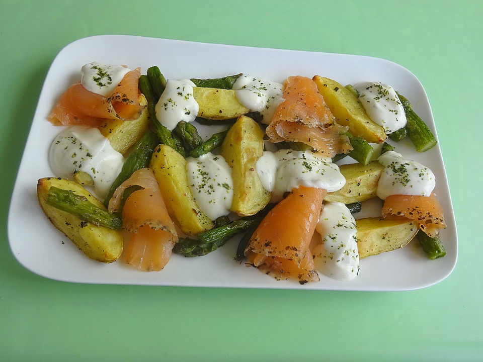 Räucherlachs-Scheiben an gebackenen Kartoffeln und Grünspargel von ...