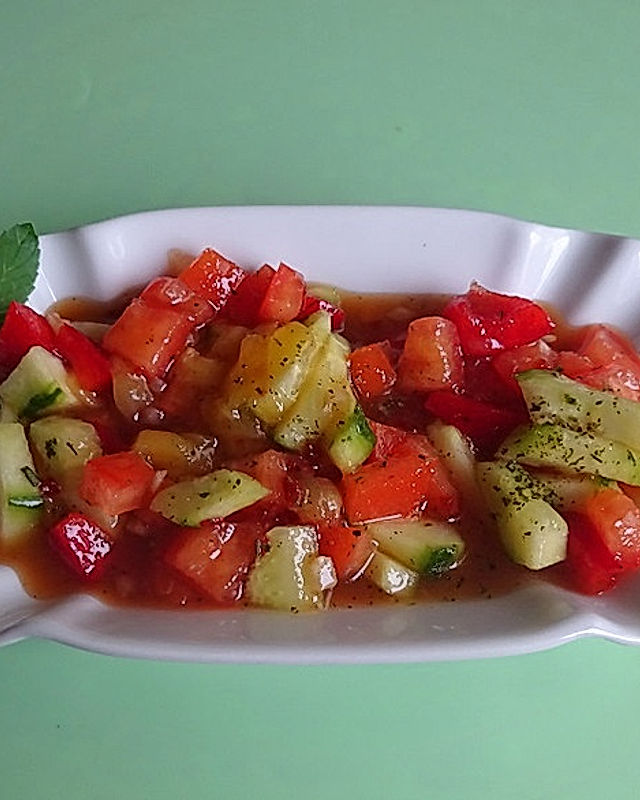 Asiatischer Mango-Tomatensalat mit Sweet Chili Dressing