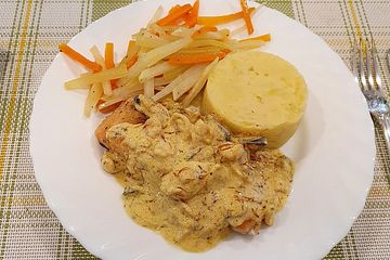 Knusprige Lachsforelle mit Meeresfrüchten an Butter-Julienne und Kartoffel-Sellerie-Stampf
