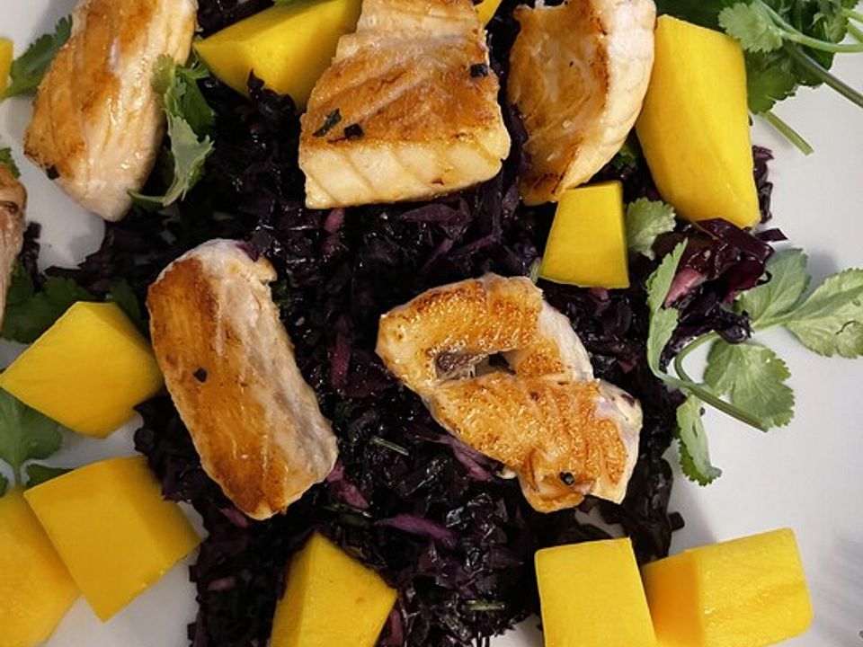 Rotkohl-Mango-Salat mit gebratenem Lachs von schnucki25| Chefkoch