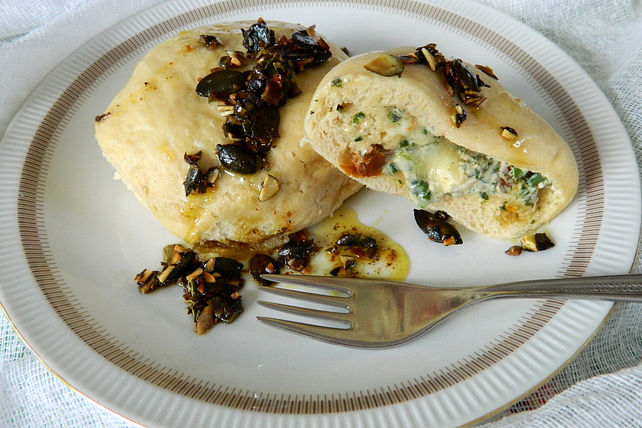 Germknödel mit pikanter Füllung und Kürbiskernbutter von ...