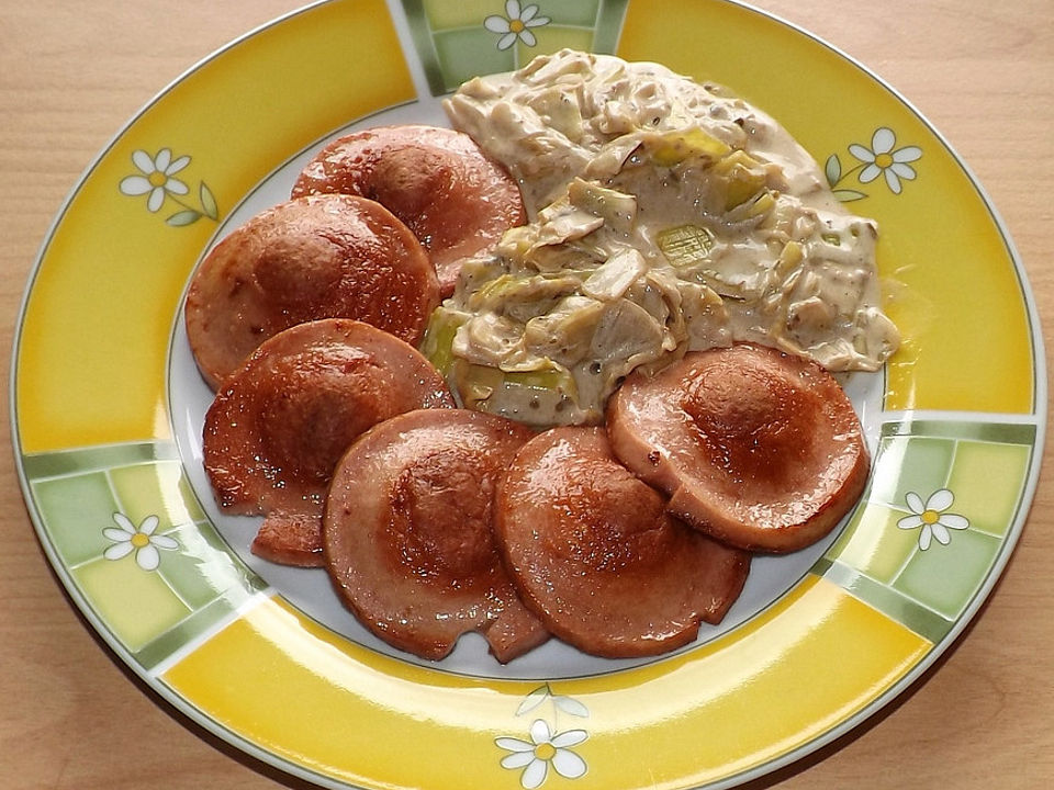Gebratene Geflügelfleischwurst mit pikantem Lauchgemüse von Bis_Oiner ...