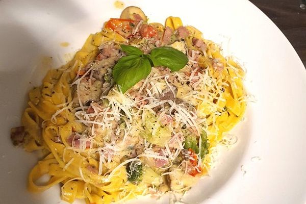 Selbstgemachte Bandnudeln mit Brokkoli und Pilzen in Parmesan-Sahnesoße ...