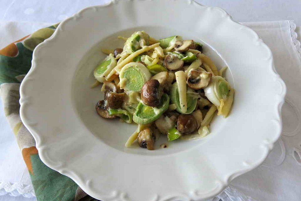 Nudeln mit Champignons und Porree