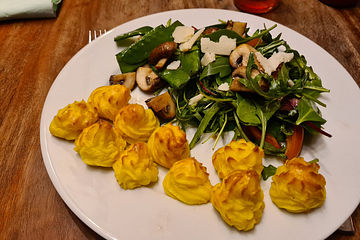 Herzoginnenkartoffeln mit Zuckerschoten-Champignon-Salat