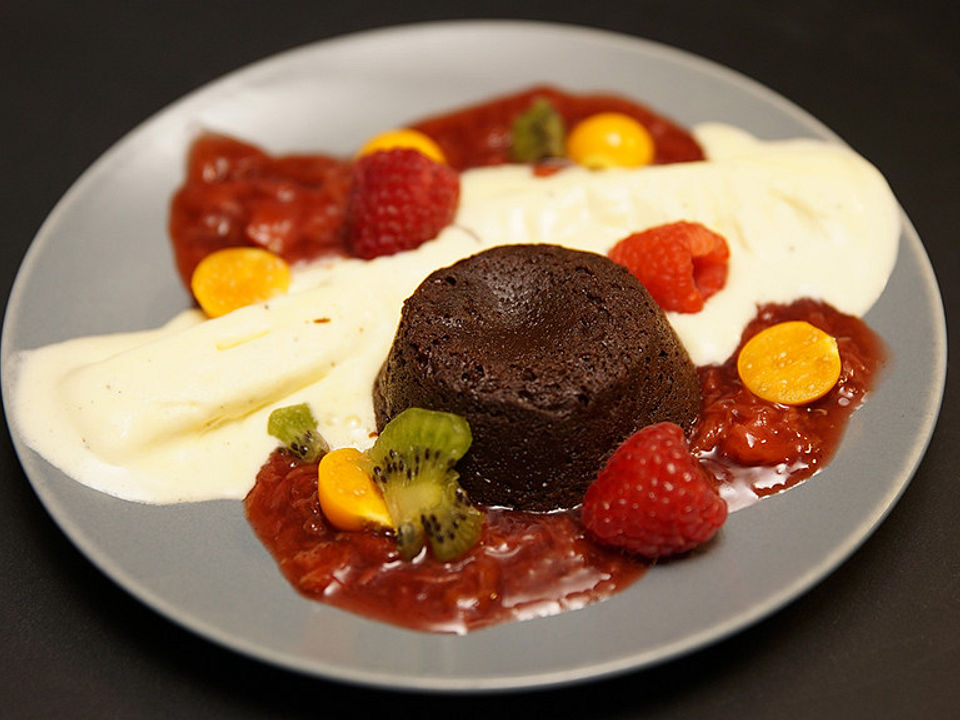 Schokokuchen mit flüssigem Kern, Vanilleparfait und Pflaumenkompott von ...