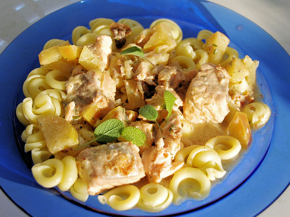 Apfel-Lachs-Ragout auf Pasta von KathiPassenger | Chefkoch
