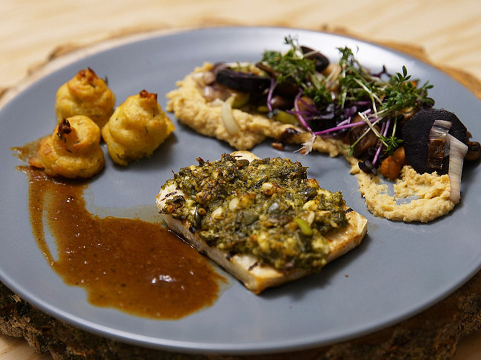 Sellerie-Steak mit würziger Haube, Herzoginkartoffeln und cremig ...