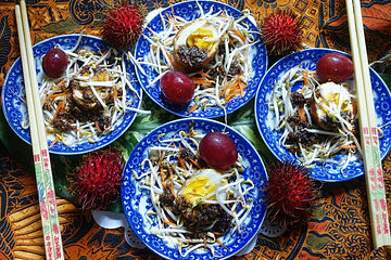 Thailändischer Hochzeitsteller – Frittiertes Ei mit Früchten