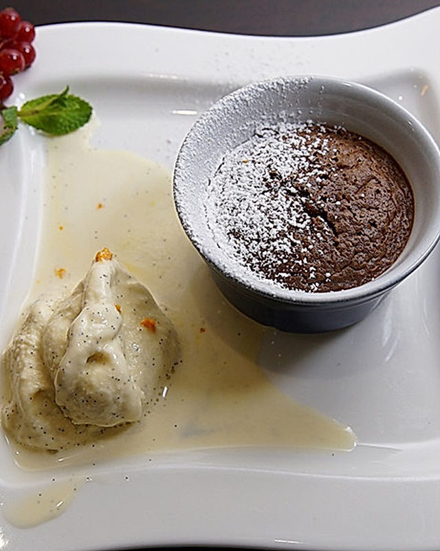 Schokoladensoufflee mit flüssigem Kern und Vanilleeis