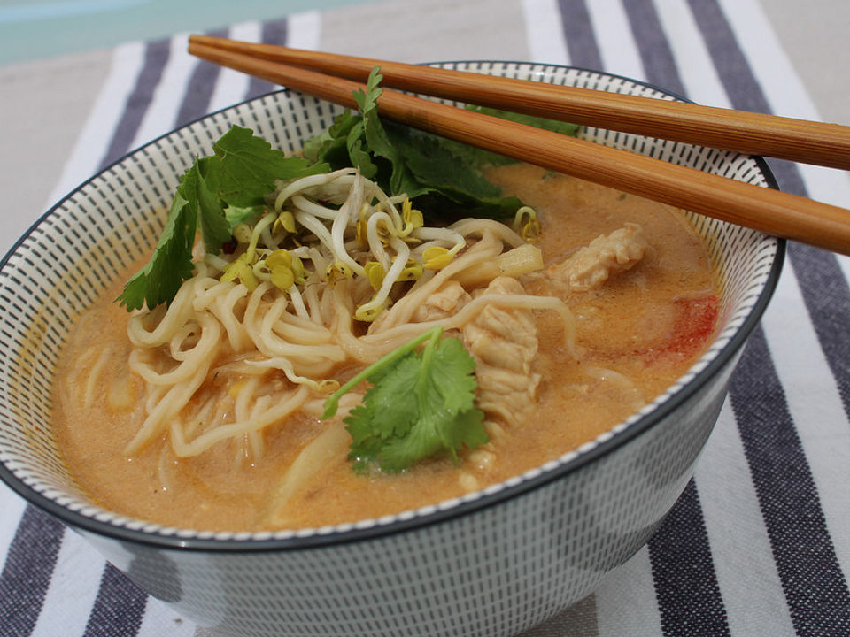 Thailändische Kokosnusssuppe mit Hühnchen