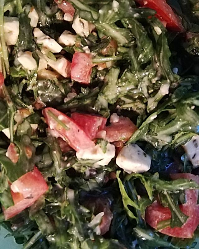 Rucola-Feta-Salat mit Walnüssen