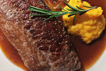 Rinderfilet mit Kartoffelgratin, Karottenpüree und Jus