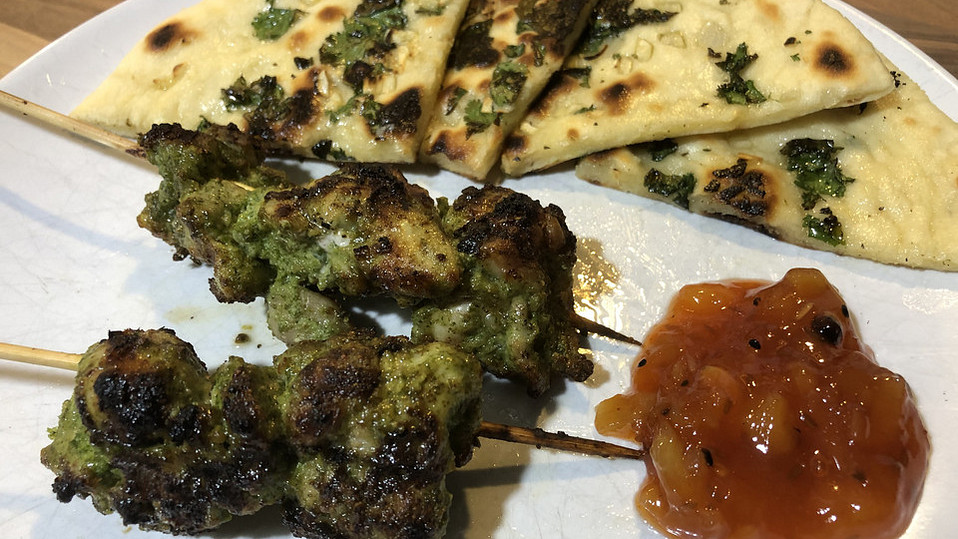 Hariyali Chicken Tikka - Hähnchenspieße vom Grill mit Koriander und ...
