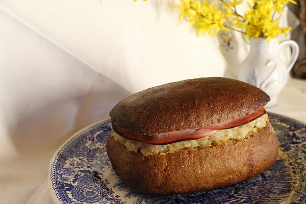 Käsekrainer mit Sauerkraut im Brotlaib von Haubndauchersschatzi | Chefkoch