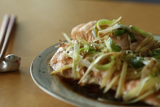 Gedämpfter Lachs mit Ingwer auf chinesische Art von mealscatslife| Chefkoch