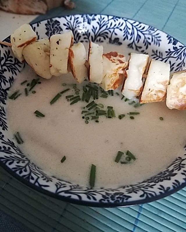 Cremige Spargel-Kokos-Suppe mit Garnelenspießen