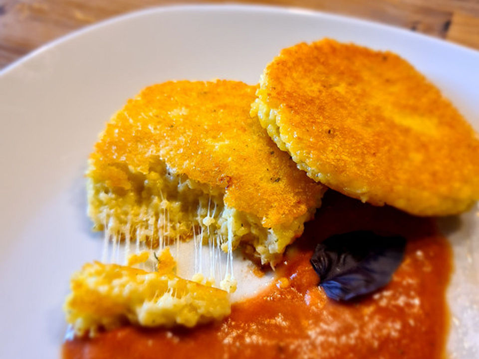 Hirse-Käse-Taler mit fruchtig-cremiger Tomatensoße von Lujalu| Chefkoch