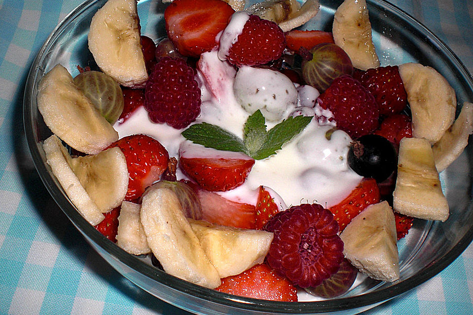 Sommerlicher Beerensalat mit Banane