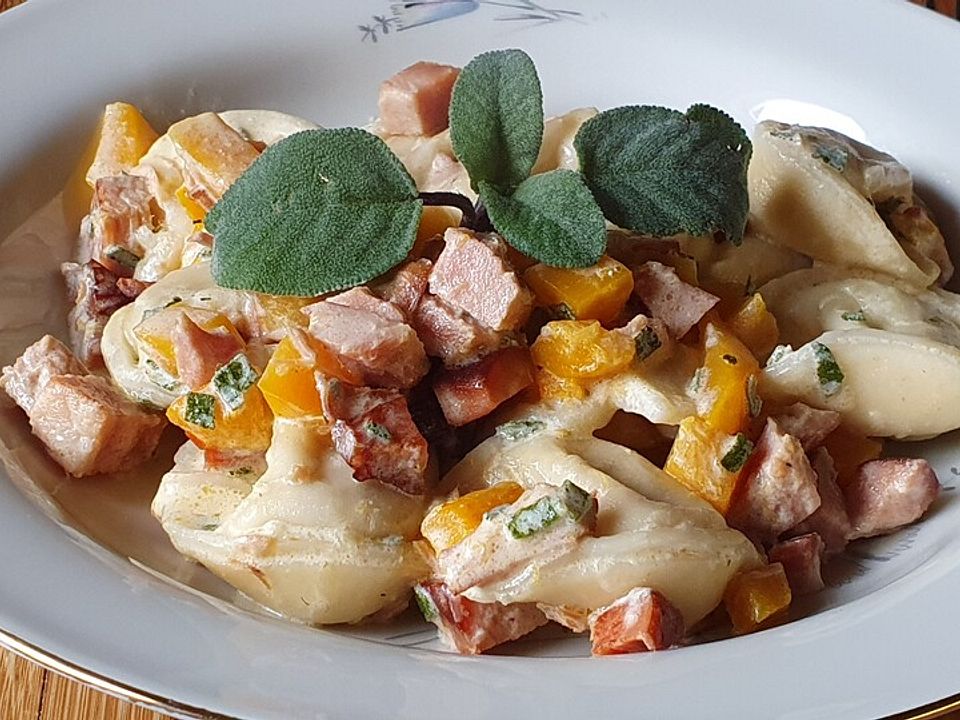 Tortellini mit Kürbis, Speck und Salbei von Svenschebensche| Chefkoch