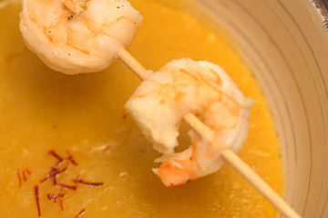 Mango-Ingwer-Suppe mit Gamba-Spieß dazu Currybaguette mit süßsaurem Dip