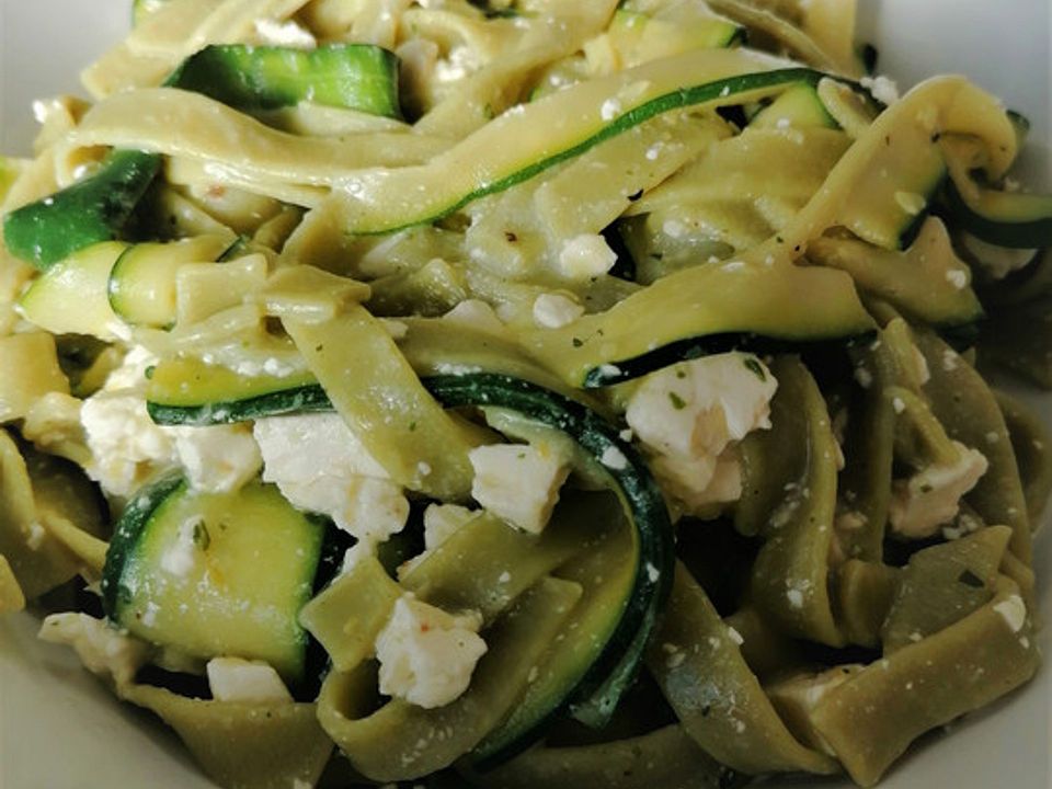 Grüne Nudeln mit Feta und Zucchini von PollyInLove| Chefkoch