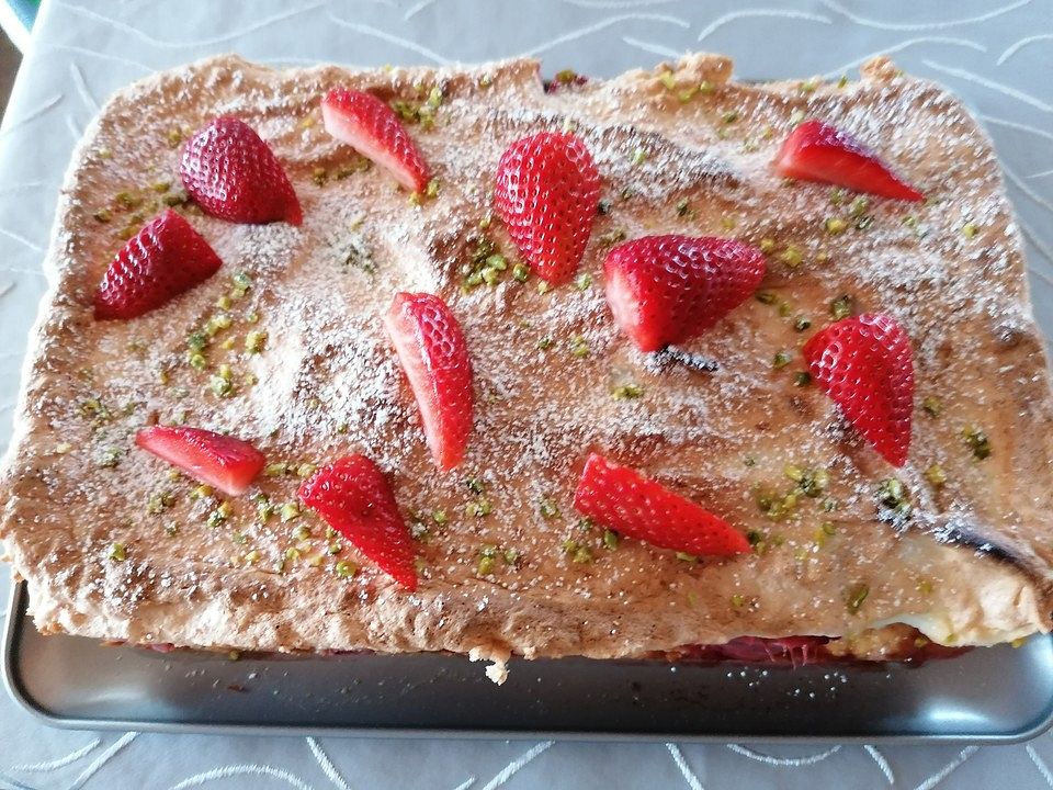 Erdbeerschnitten mit Kokosbaiser und Pistazien von madrich38| Chefkoch