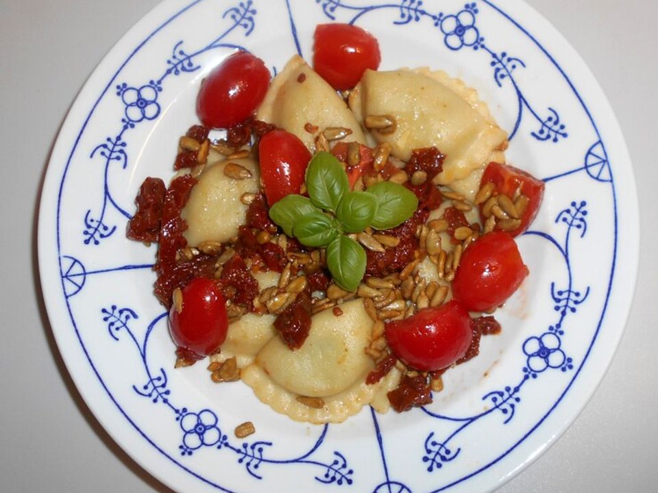 Ziegenfrischkäse Cappelletti mit Tomaten und Pinienkernen von ... Ziegenfrischkäse Cappelletti mit Tomaten und Pinienkernen von ...