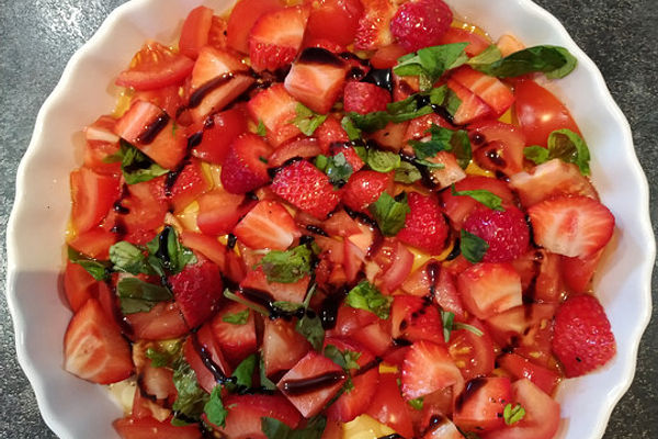 tomaten erdbeer salat mit basilikum und balsamico dressing von