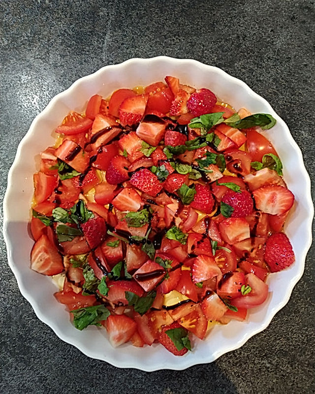Tomaten-Erdbeer-Salat mit Basilikum und Balsamico Dressing