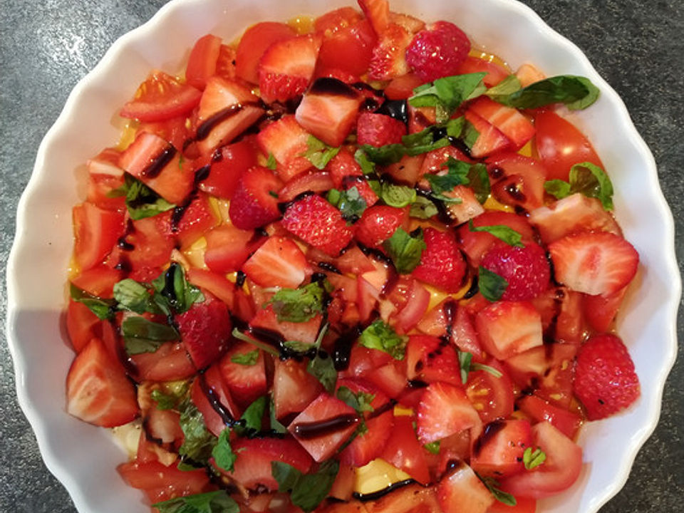 Tomaten-Erdbeer-Salat mit Basilikum und Balsamico Dressing von ...
