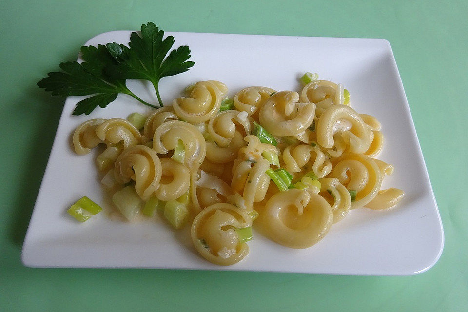 Gebratene Frühlingszwiebeln in Sahne  mit Spaghetti