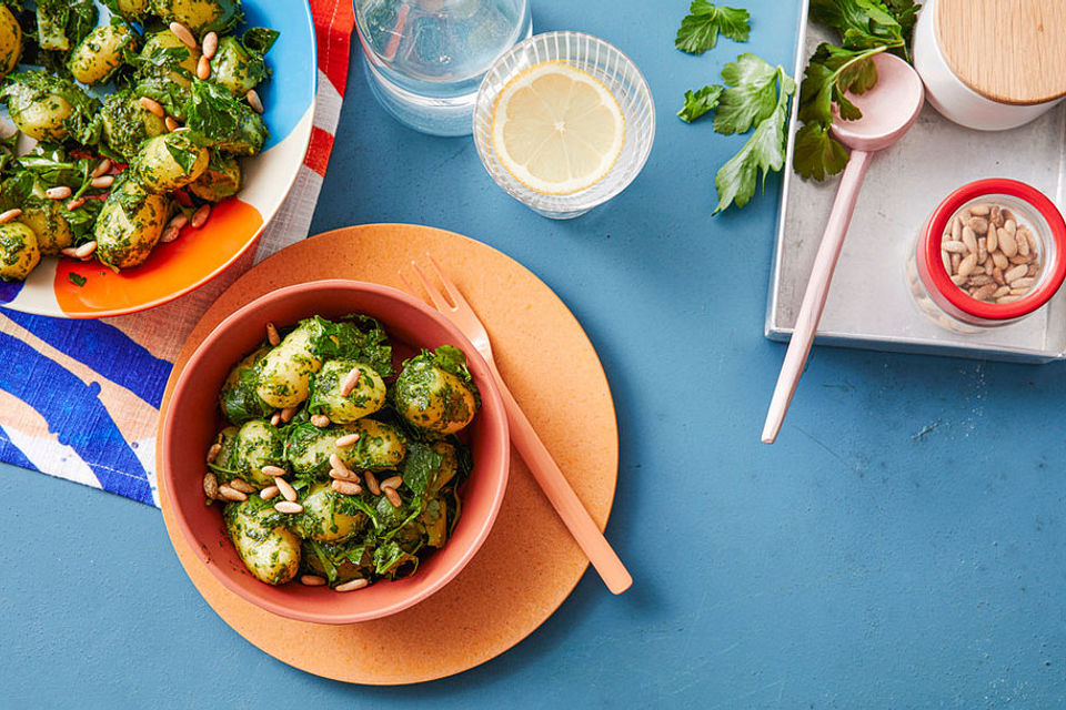 Kartoffelsalat mit Petersilien-Zitronenpesto und Pinienkernen