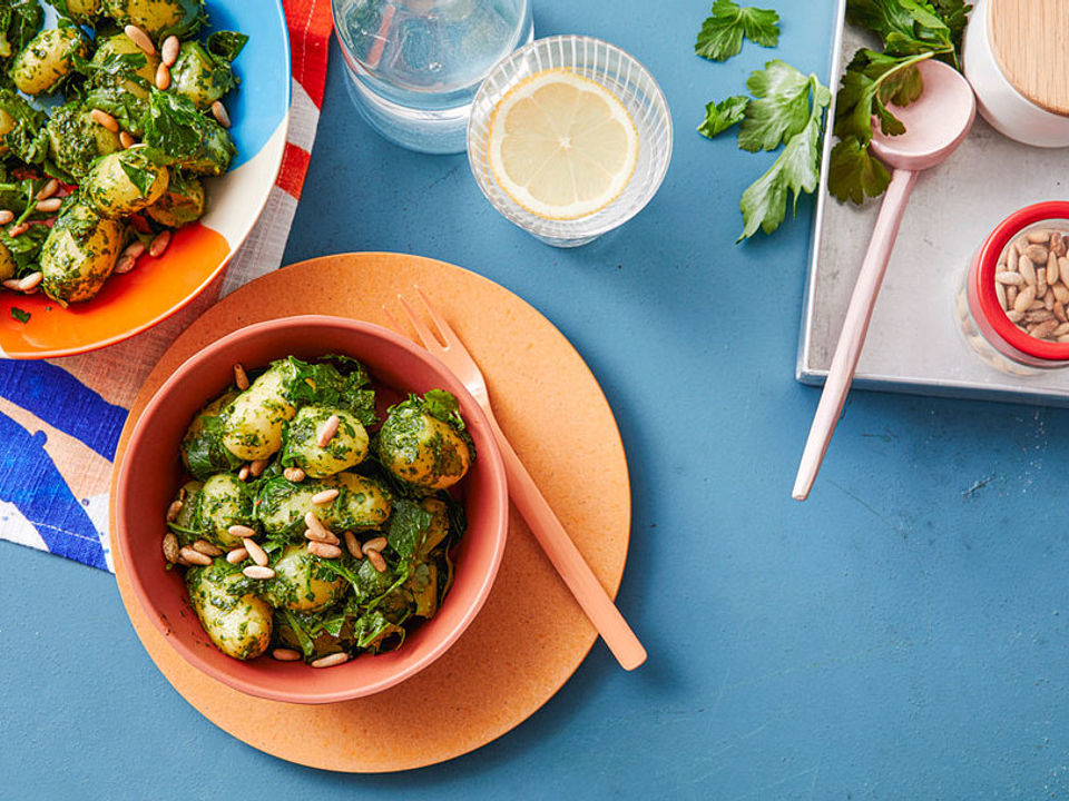 Kartoffelsalat mit Petersilien-Zitronenpesto und Pinienkernen von Sivi ...