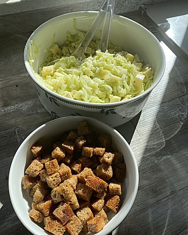 Frischer Gurken-Schafskäse-Zwiebel-Salat mit gerösteten Brotwürfeln und Orangenöl-Senf-Honig-Dressing