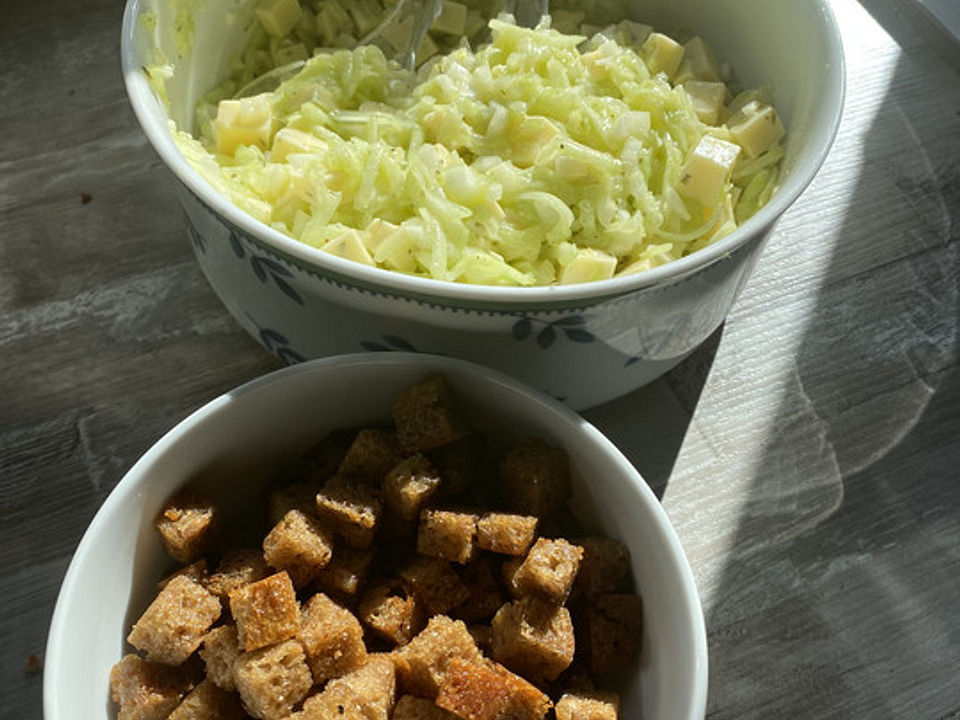 Frischer Gurken-Schafskäse-Zwiebel-Salat mit gerösteten Brotwürfeln und ...