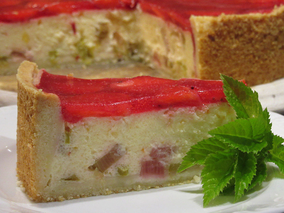 Rhabarber-Joghurt-Kuchen mit Erdbeeren von Barbabietola| Chefkoch