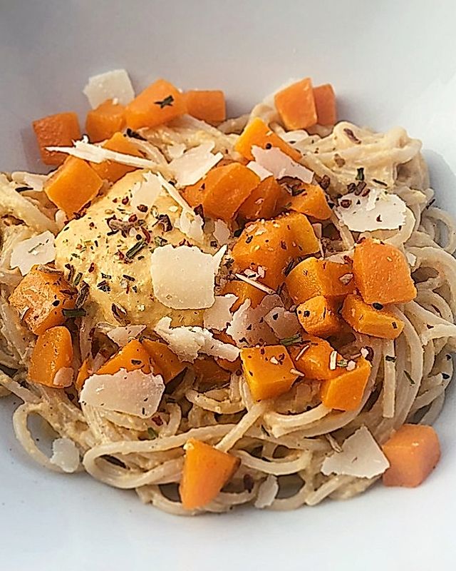 Spaghetti mit cremigem Kürbispesto, geschmorten Kürbiswürfeln und Parmesan