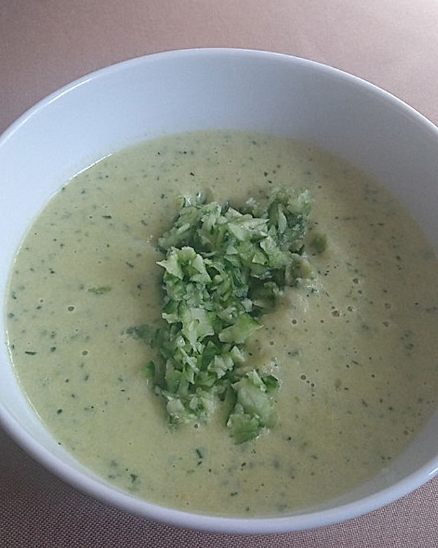 Vegane grüne Cremesuppe mit Gurke