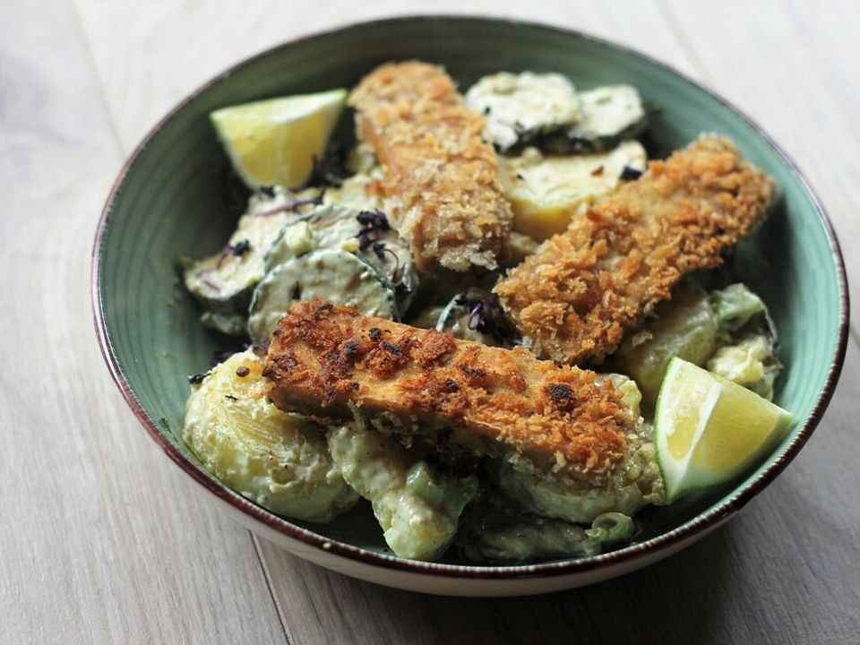 Kichererbsentofu-Sticks in knuspriger Panade mit lauwarmem Kartoffel ...