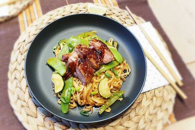 Udon-Nudeln mit gebratenem Gemüse und glasierter Teriyaki-Entenbrust ...
