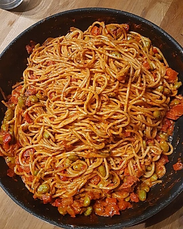 Spaghetti mit Edamame und Paprika