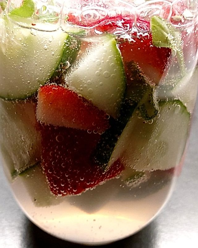 Aromatisiertes Wasser mit Erdbeeren, Gurken und Zitronenthymian