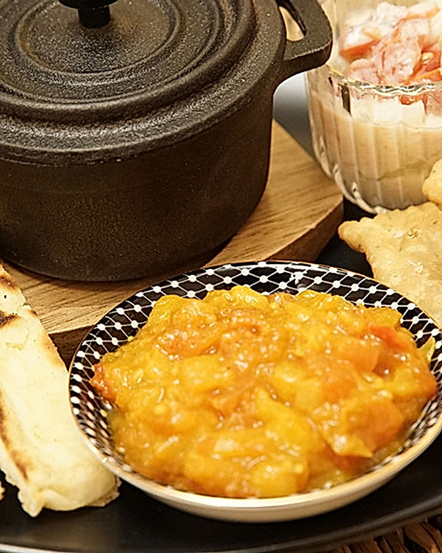 Samosas mit Frucht – gefüllte, frittierte Teigtaschen, mit Kartoffel-Blumenkohlfüllung und Mangochutney