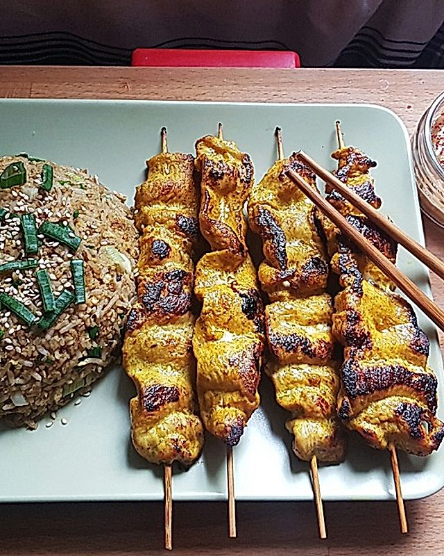 Chicken Satay mit stir-fried Ei-Reis und einer Erdnuss-Chilisauce