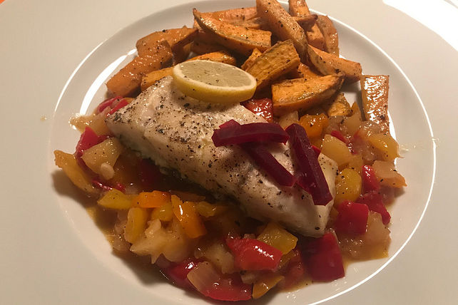 Zitroniges Barramundifilet auf Apfel-Paprika-Chutney mit Süßkartoffelspalten