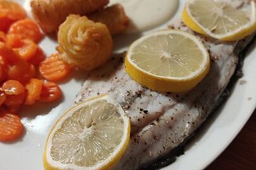 Barramundifilet auf Béchamelsauce mit Möhren und Kartoffelwürfeln aus dem Ofen