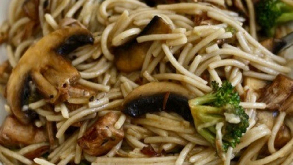spaghetti-mit-jackfruit-champignons-und-brokkoli